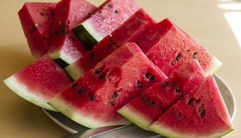 Appetitlich geschnittene Scheiben wunderschöner, reifer, roter Wassermelone